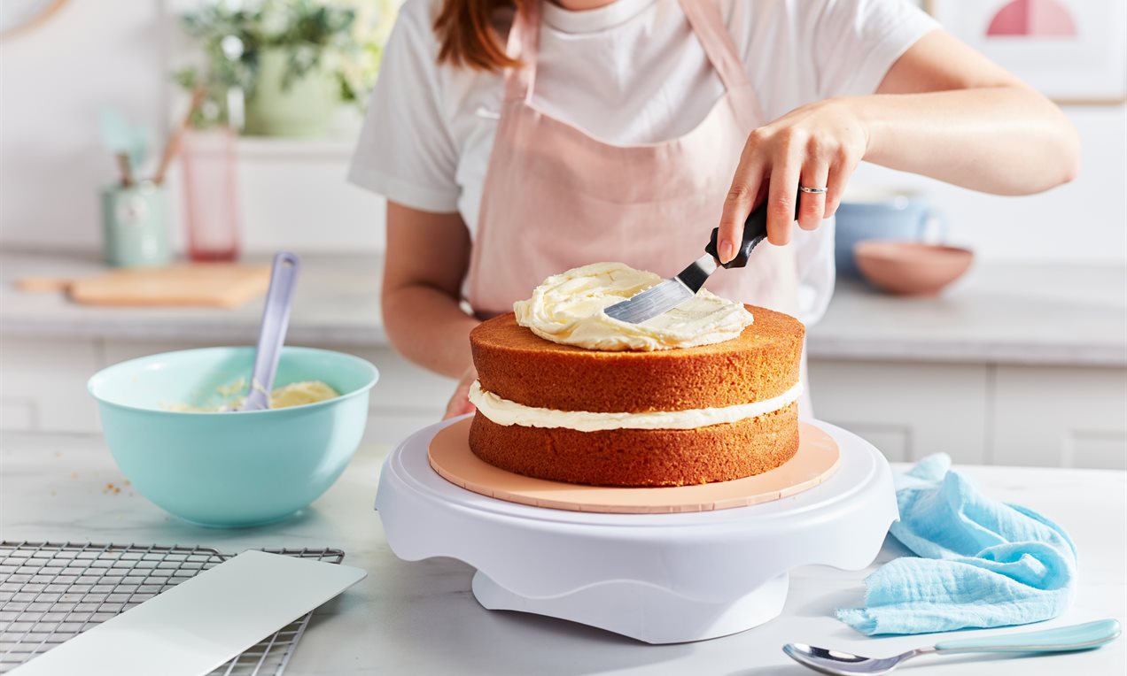 Picture - Spreading buttercream on a cake