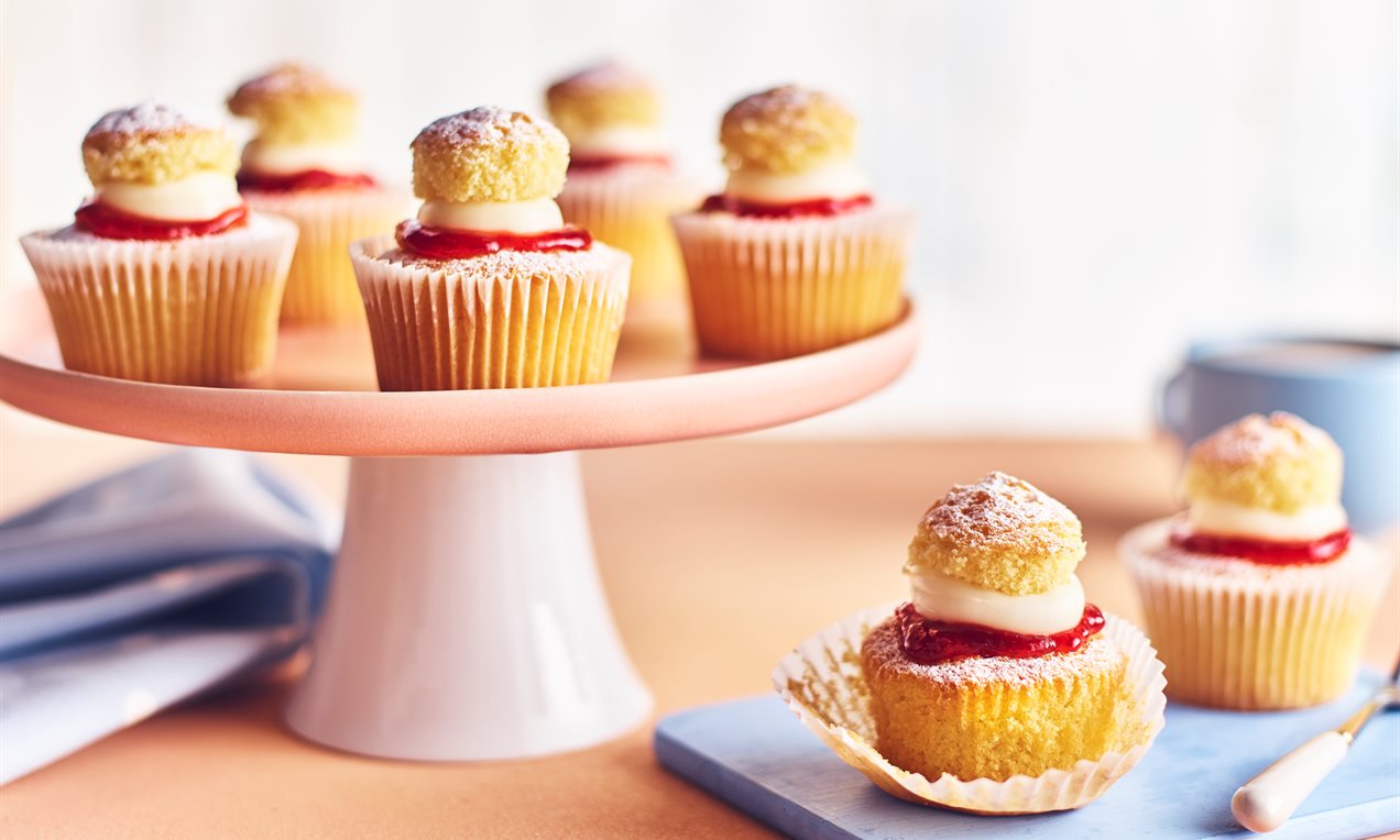 Victoria Sponge Cupcakes with Plain Flour Recipe | Dr. Oetker
