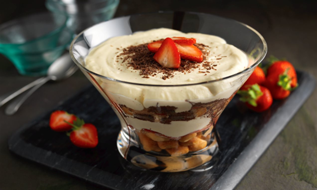 Strawberry and Mascarpone Trifle Recipe | Dr. Oetker