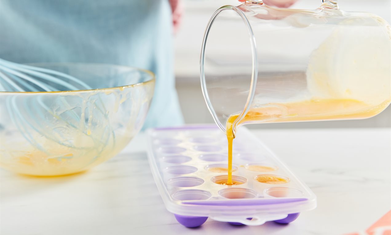Picture - Pouring egg yolk - landscape