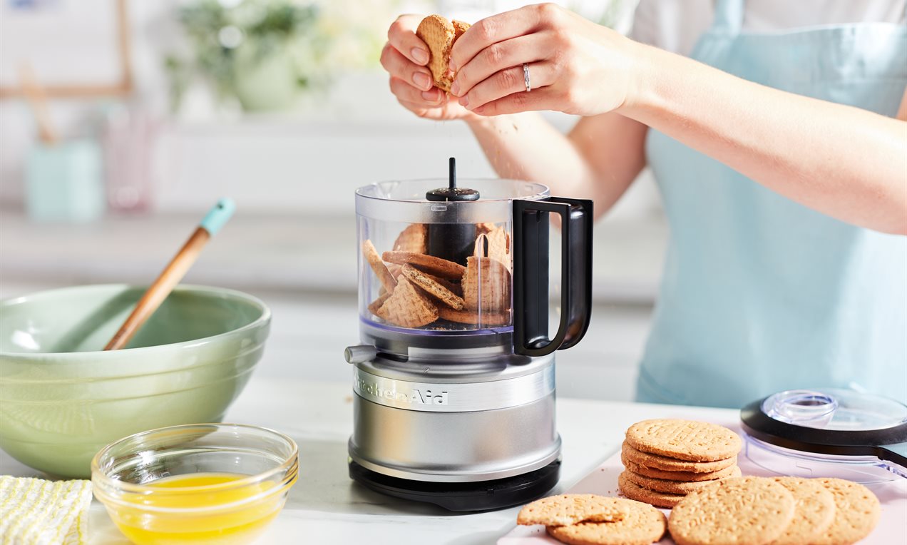 Picture - Breaking biscuits
