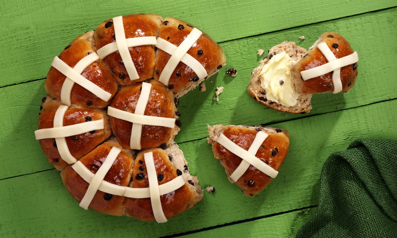 Tear and Share Hot Cross Buns Recipe | Dr. Oetker