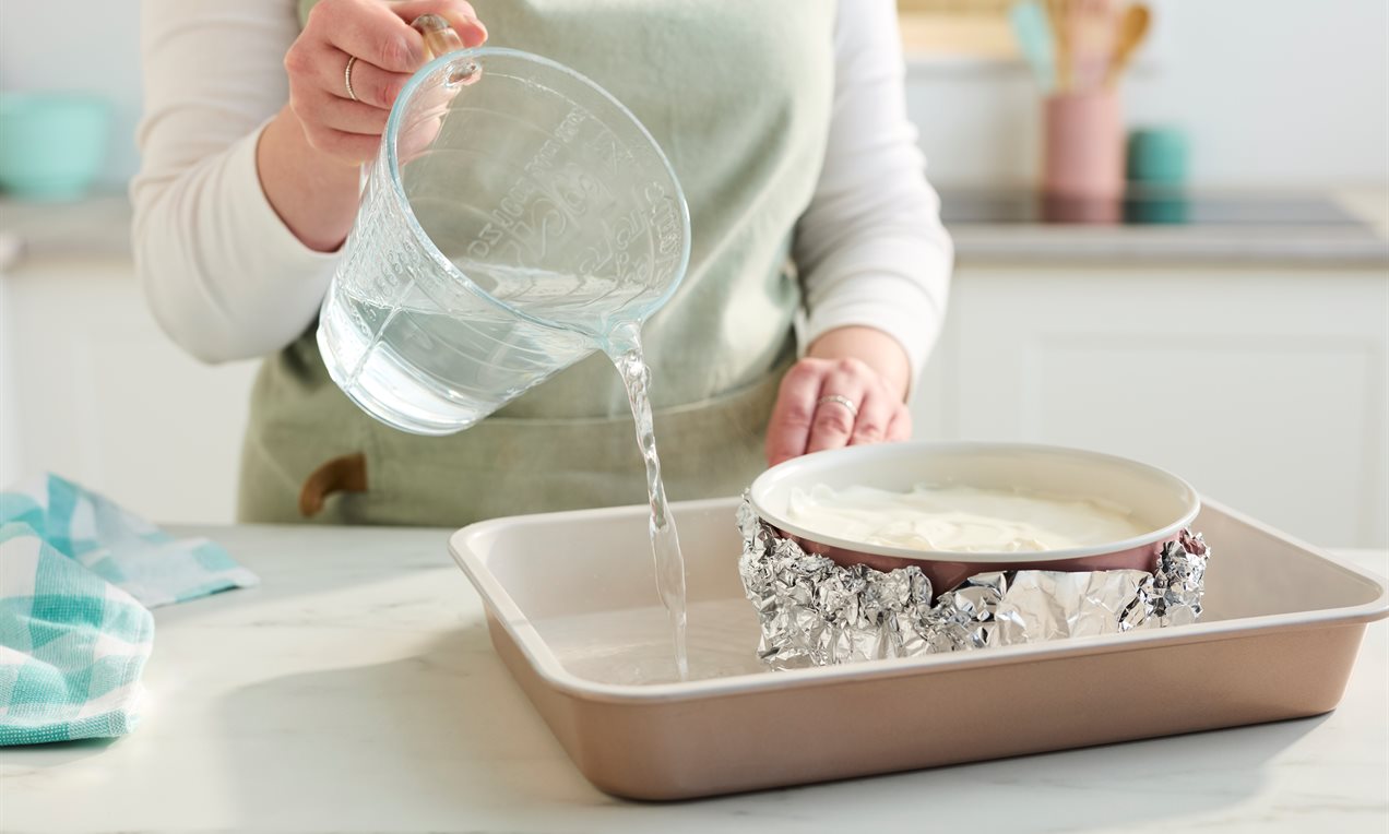 Waterbath Cheesecake adding in water