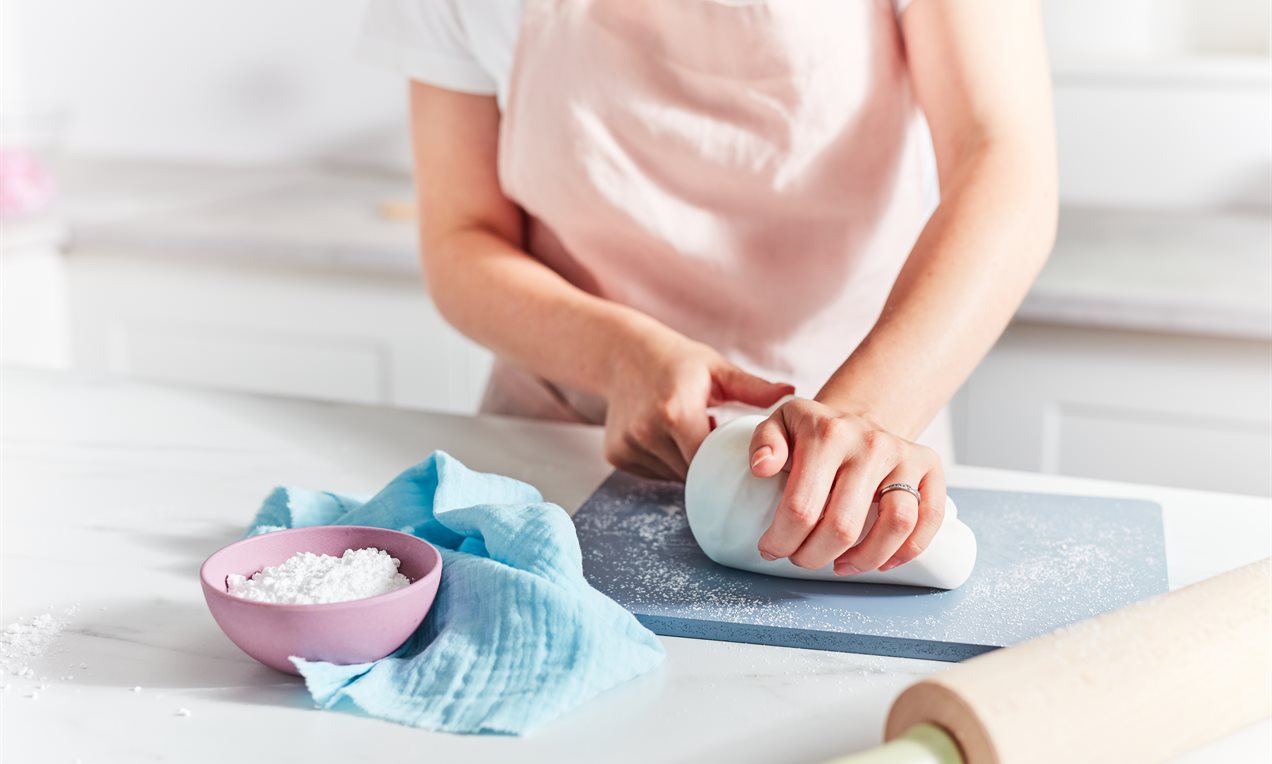 Picture - Kneading fondant
