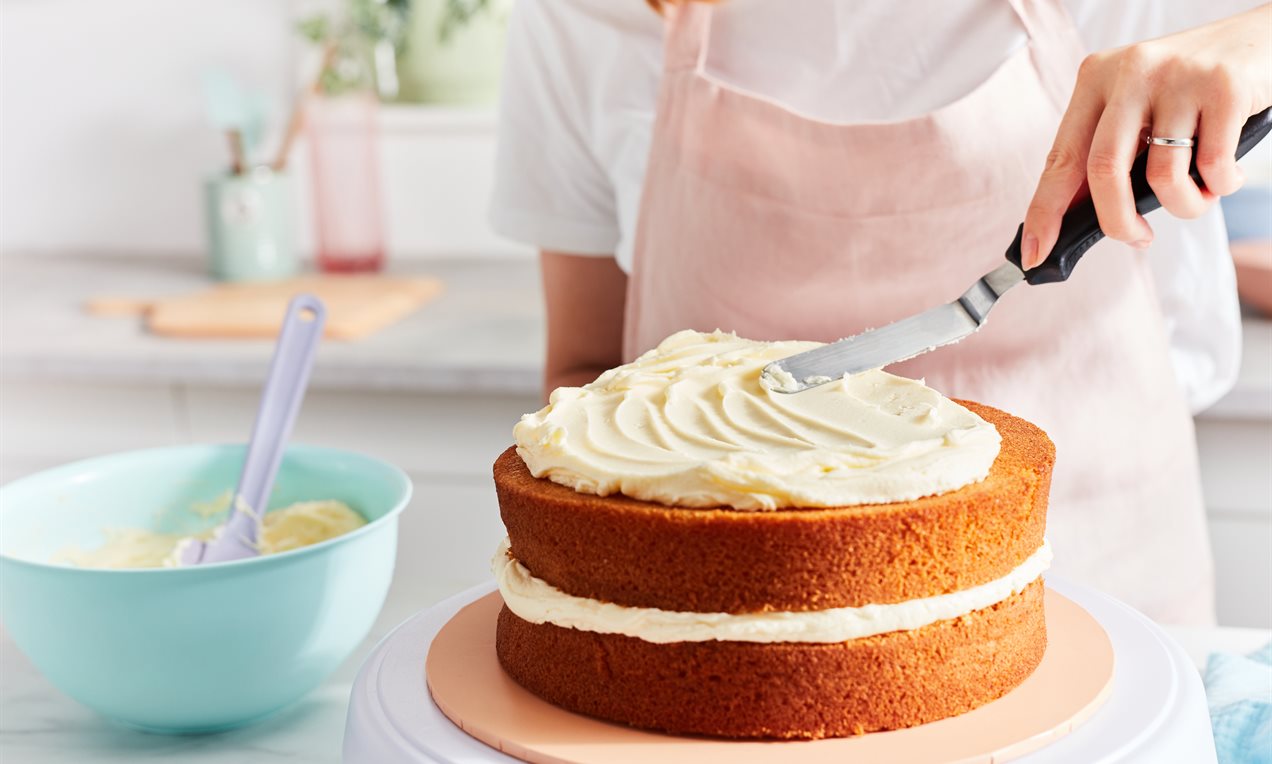 Icing a cake header image