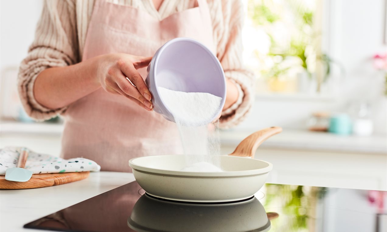 Pouring Sugar